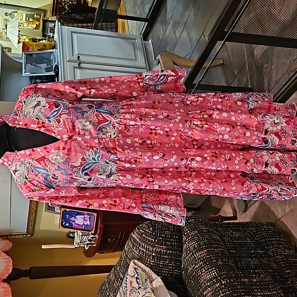 Great condition, pink floral dress. No brand listed - Picture 2 of 6